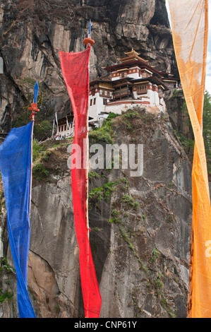 Asien, Bhutan. Gebetsfahnen hängen in der Nähe von Taktshang oder Tiger Nest, das berühmte Kloster in Bhutan Stockfoto