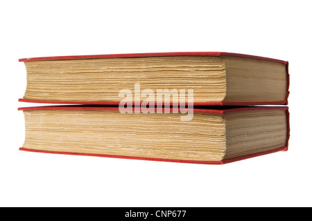 Der Seitenränder von zwei alten Hardcoverbücher übereinander, mit grob geschnittenen vergilbten Seiten und roten Abdeckungen aus einem anderen Blickwinkel Stockfoto