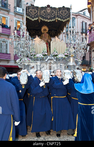 Ein Trono 'Float' durchgeführt durch die Straßen, Semana Santa (Karwoche) Malaga, Andalusien, Spanien Stockfoto