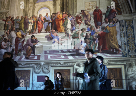 Die Schule von Athen von Raffael in Raffael beim Vatikan-Palast, den Vatikanischen Museen, Rom, Italien. Stockfoto
