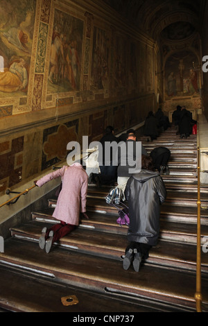 Pilger steigen die Scala Sancta im Lateran Palast in Rom, Italien. Stockfoto