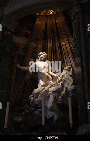 Die Ekstase der Heiligen Teresa von Gian Lorenzo Bernini in der Kirche Santa Maria della Vittoria in Rom, Italien. Stockfoto