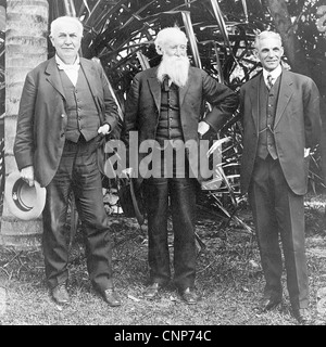 THOMAS EDISON, amerikanischer Erfinder auf der linken Seite mit John Burroughs und Henry Ford auf der rechten Seite im März 1914 in Edisons Haus in Fort Myer Stockfoto