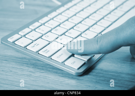 Drücken einer Taste auf keboard Stockfoto