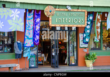 Malerische Geschäfte in der beliebten Stadt Haleiwa am North Shore von Oahu, Hawaii, in der Nähe der berühmten Surf-Stränden. Stockfoto