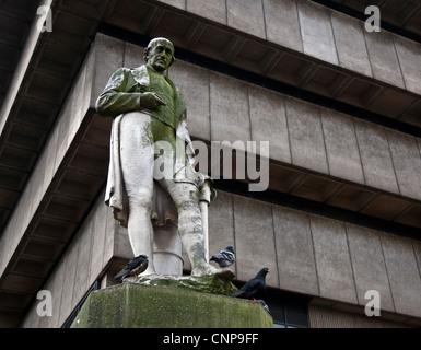 Eine Statue von dem Ingenieur James Watt steht vor dem Hintergrund der Zentralbibliothek im Zentrum von Birmingham, England. Stockfoto