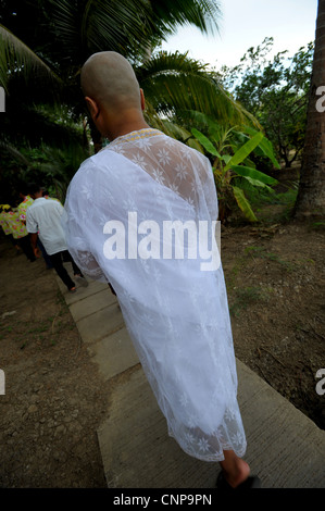 Mönch sein traditionelles weißes Kleid, Mönch Ordination Zeremonie, Wat Pong Pang, buddhistische Religion, Samut Sakhon, thailand Stockfoto