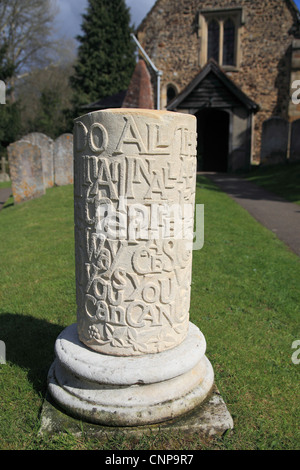 Millennium-Stein auf dem Kirchhof von St. James in Shere, Surrey Hills, Surrey, England Stockfoto