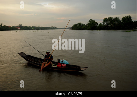 Thai Fischer Fischen mit zwei Angelrute, Sonnenuntergang am Fluss Mae Klong Amphawa, Samut Sakhon, Thailand, Südostasien Stockfoto