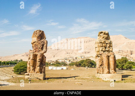 Kolosse von Memnon, zwei Statuen von Pharao Amenhotep III in der thebanischen Nekropole gegenüber Theben oder Luxor, Ägypten Stockfoto