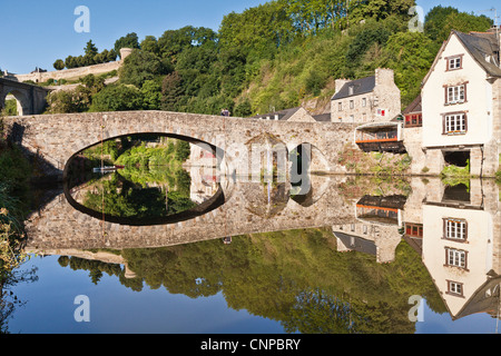 Der alte Hafen von Dinan an der Rance Fluß in der Bretagne, Frankreich mit der Hauptstraße Brücke und die Stadtmauern im Hintergrund. Stockfoto