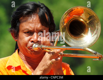 Musiker, spielt Posaune, Mönch Ordination Zeremonie, Wat Pong Pang, buddhistische Religion, Samut Sakhon, thailand Stockfoto