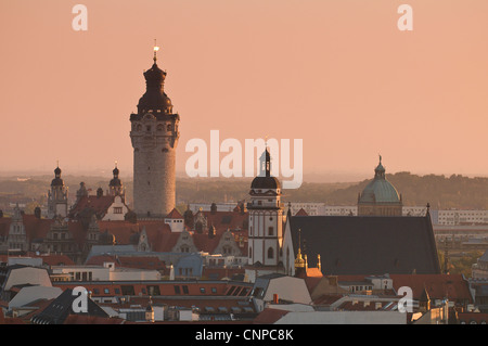 Skyline von Leipzig mit dem neuen Rathaus Turm (links) und St. Thomas Church Kirchturm (weiß), Deutschland. Stockfoto