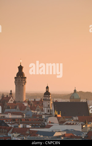 Skyline von Leipzig mit dem neuen Rathaus Turm (links) und St. Thomas Church Kirchturm (weiß), Deutschland. Stockfoto