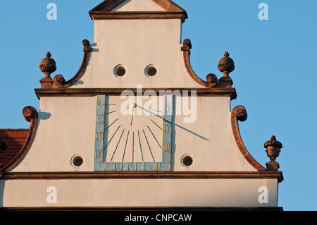 Sonnenuhr auf Gebäude in Leipzig, Deutschland. Stockfoto