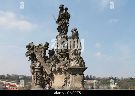 Weniger die Statue auf der Karlsbrücke Prag. Stockfoto