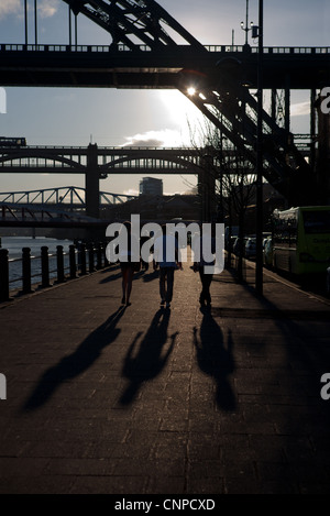 Drei junge Freunde Fuß entlang dem Fluss Tyne in Newcastle auf einen warmen Frühlingsabend Stockfoto