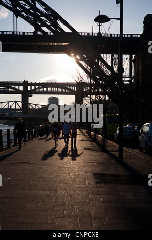 Drei junge Freunde Fuß entlang dem Fluss Tyne in Newcastle auf einen warmen Frühlingsabend Stockfoto