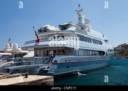 Eine Super Luxus-Yacht festgemacht an Manoel Island Marina in Malta Stockfoto