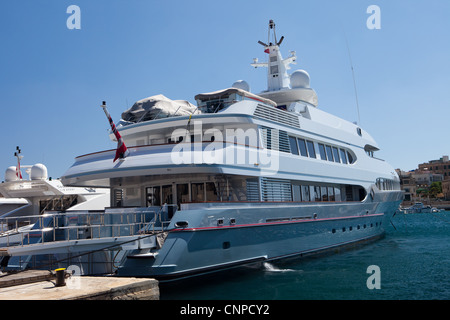 Eine Super Luxus-Yacht festgemacht an Manoel Island Marina in Malta Stockfoto