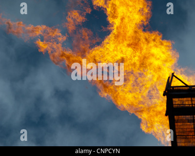 Gas in eine Öl-Raffinerie Abfackeln Stockfoto