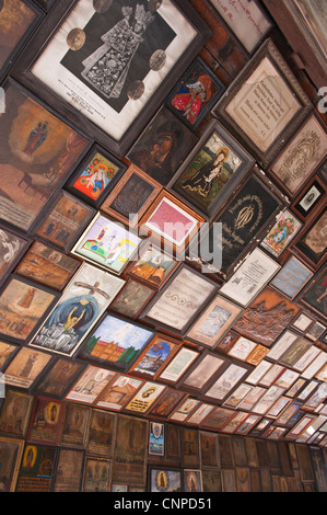 Geschenke von Verehrern an der Wand der Gnadenkapelle (Marienheiligtum) in Altötting (Altötting), Deutschland. Stockfoto