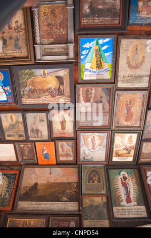 Geschenke von Verehrern an der Wand der Gnadenkapelle (Marienheiligtum) in Altötting (Altötting), Deutschland. Stockfoto