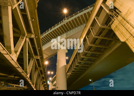 hohe Dichte Autobahnen strukturieren Hintergrund über Nachthimmel, Tokyo, Japan Stockfoto