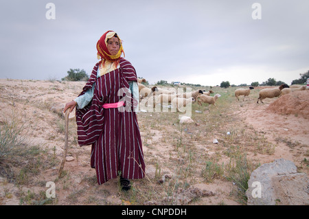 Rund um Sidi Bouzid sind viele kleine Dörfer und viel Ackerland und Wiesen, wo der Hirte Juma ihre Schafe nimmt. Stockfoto