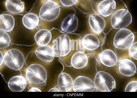 Weihnachtsbeleuchtung auf einen hölzernen Fußboden verstreut Stockfoto