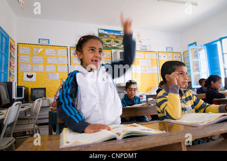 Um Sidi Bouzid sind viele kleine Dörfer. Fast alle Kinder zur Schule, auch in ländlichen Gebieten. Gemeinsame Ausbildung ist die Norm. Stockfoto