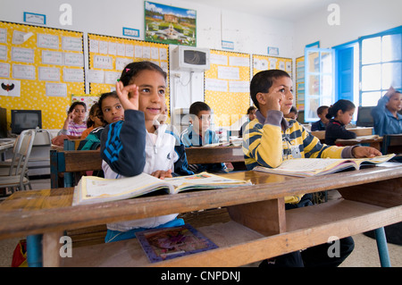 Um Sidi Bouzid sind viele kleine Dörfer. Fast alle Kinder zur Schule, auch in ländlichen Gebieten. Gemeinsame Ausbildung ist die Norm. Stockfoto