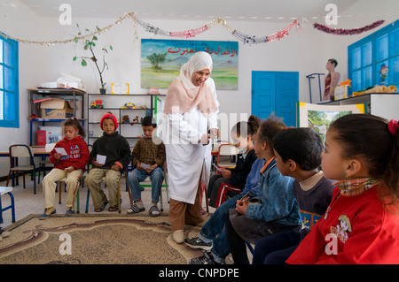 Um Sidi Bouzid sind viele kleine Dörfer. Fast alle Kinder zur Schule, auch in ländlichen Gebieten. Gemeinsame Ausbildung ist die Norm. Stockfoto