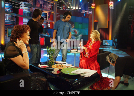 Hala Sarhan, populäre Ägyptische Talk Show host Der "Hala Show', Hosts berühmte Ägyptische Schauspielerin Libliba auf der Rotana Netzwerk. Stockfoto