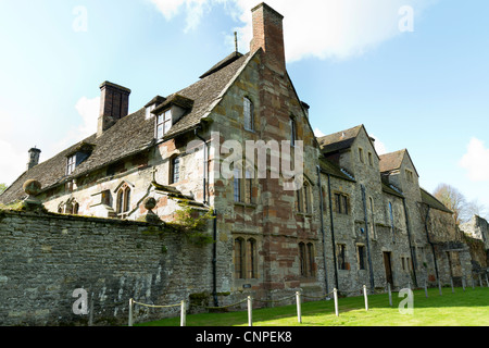 Privathaus im Besitz von EH auf dem Gelände der Priory Ruinen in Much Wenlock heute von English Heritage verwaltet Stockfoto