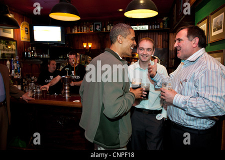 US-Präsident Barack Obama besucht die Dubliner Irish Pub mit seinem irischen Cousin Henry Healy, Center und Ollie Hayes, ein Pub-Besitzer in Moneygall, Irland, direkt am St. Patricks Day 17. März 2012 in Washington, DC. Stockfoto