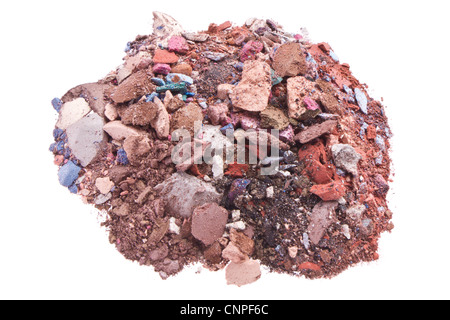 gemischte zerkleinerte Eyeshadows isoliert auf weißem Hintergrund Stockfoto