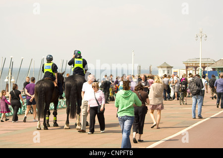 Polizisten auf Pferden der Polizei patrouillieren Brighton Seafront nach jüngsten Demonstrationen von Demonstranten. Stockfoto