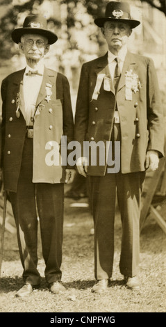 1927-Foto von zwei Veteranen auf einer großen Armee der Republik Feldlager, USA. Stockfoto