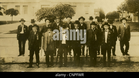 Ca. 1910er Jahre Gruppenfoto der Veteranen auf einer großen Armee der Republik Feldlager, USA. Stockfoto