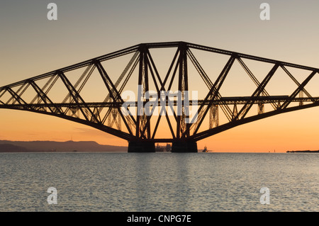 Die Forth Rail Bridge in der Dämmerung, in der Nähe von Edinburgh, Schottland. Stockfoto