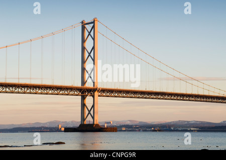 Die Forth Road Bridge bei Sonnenaufgang, in der Nähe von Edinburgh, Schottland. Stockfoto