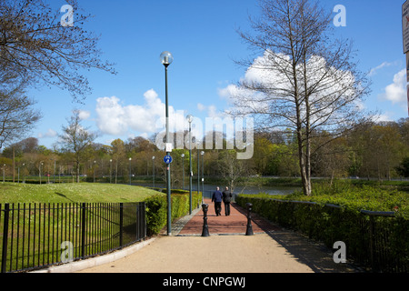 Männer, die am lagan-Schlepppfad entlang laufen, Spaziergang am Flussufer, der vom ormeau-Damm im stadtzentrum von belfast in Nordirland rekonstruiert wurde Stockfoto