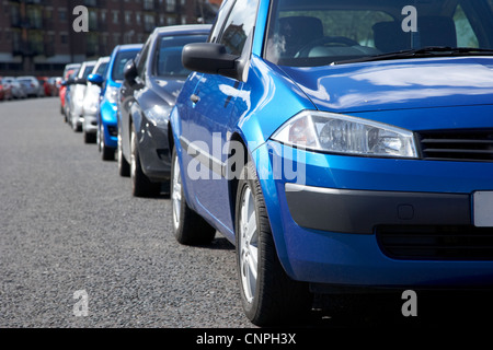 Reihe von Autos parkten in einer Seitenstraße von Pendlern in innere Stadt Belfast Nordirland Vereinigtes Königreich Stockfoto