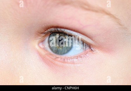 Kind die Augen. Stockfoto