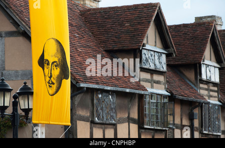 William Shakespeare Banner vor seinem Geburtshaus in Stratford Upon Avon, Warwickshire, England Stockfoto