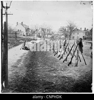 Der amerikanische Bürgerkrieg (1861 – 1865) Krieg Foto Archiv Reihe von gestapelt Bundesrepublik Gewehre - Petersburg, VA, April 1865 Stockfoto