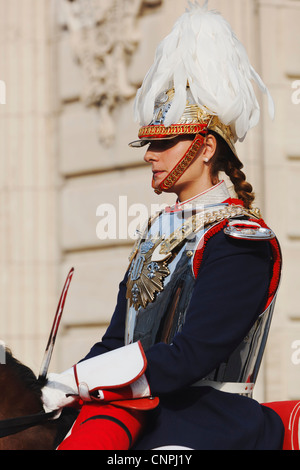 Madrid, Spanien. Coracera De La Guardia Real. Weibliche Kürassier der königlichen Garde in traditioneller Uniform. Stockfoto