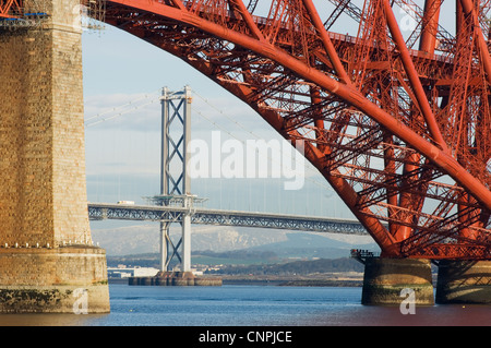 Die Forth Road Bridge angezeigt durch einen Bogen von Forth Rail Bridge, in der Nähe von Edinburgh, Schottland. Stockfoto