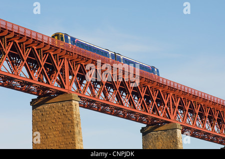 Ein Zug auf die Forth Rail Bridge, in der Nähe von Edinburgh, Schottland. Stockfoto